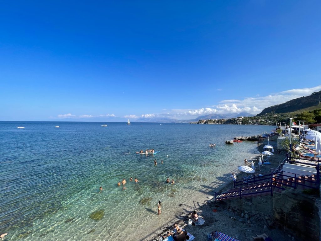 Lido del Carabiniere Santa Flavia: una piccola spiaggia di sassi e ciottoli, mare cristallino e trasparente nel Comune di Santa Flavia (foto luglio/2021)