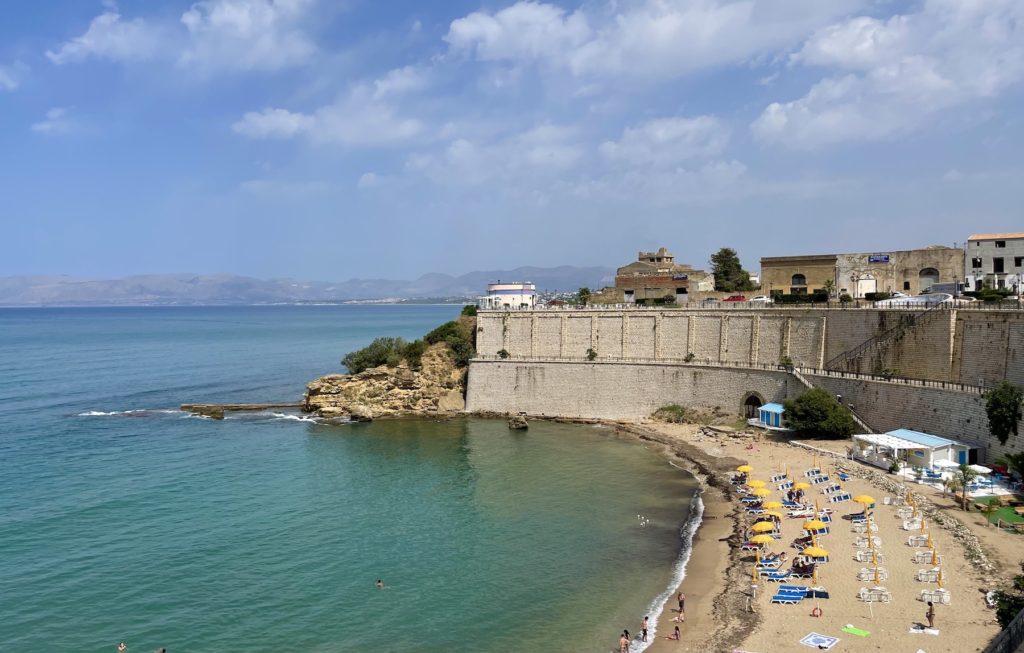 La spiaggia di Castellammare del Golfo fra le mura antiche della città