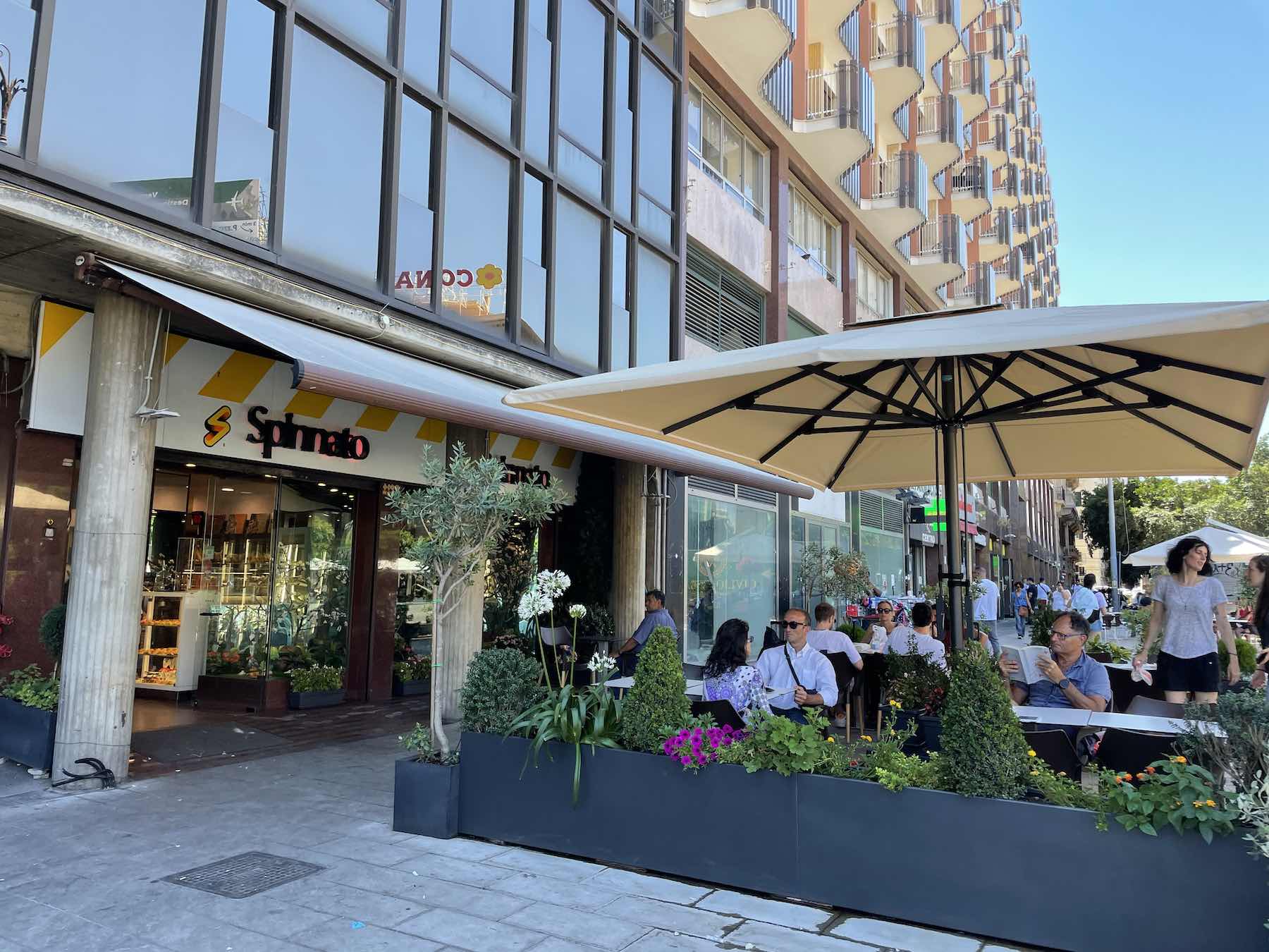 Questo è il bar Spinnato di Piazza Castelnuovo 16, vicino al Politeama, un'ottima opzione per provare una arancina nel centro di Palermo