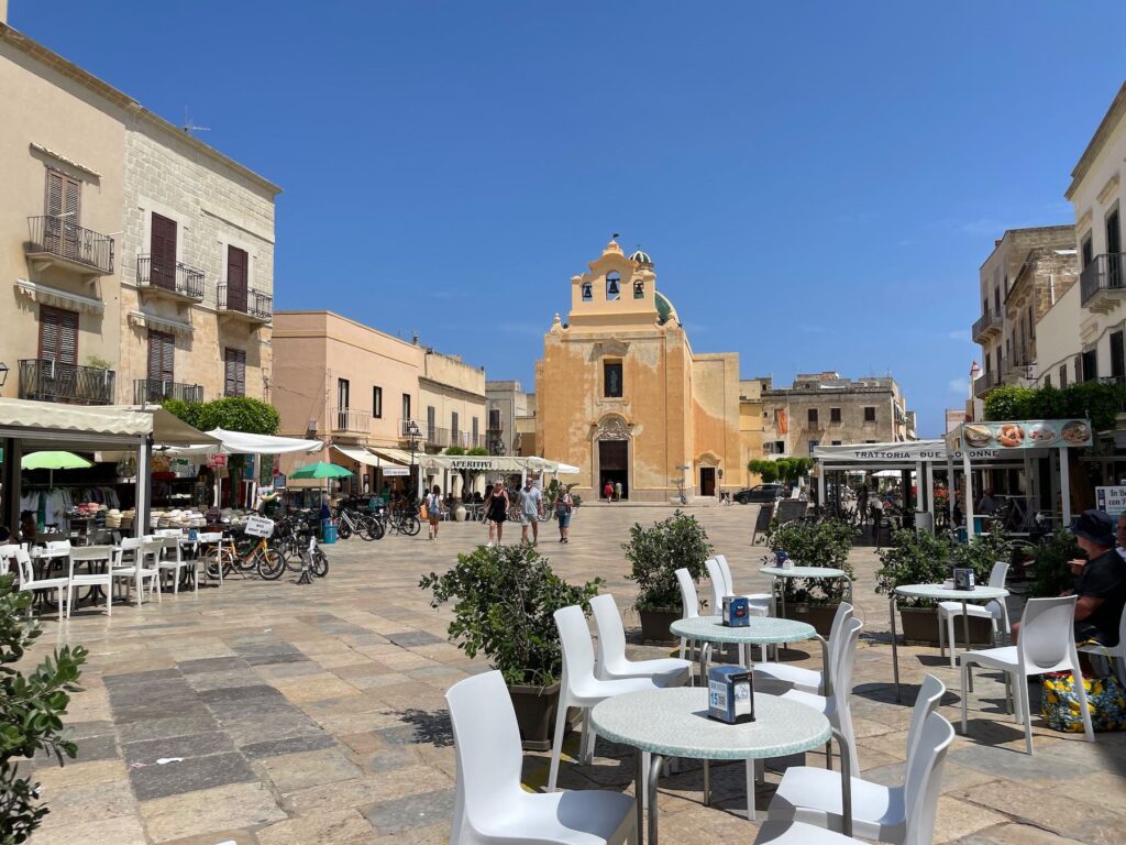 Perché Favignana è la Destinazione di Mare Più Straordinaria che Ancora Non Conosci 2 Il centro storico di Favignana