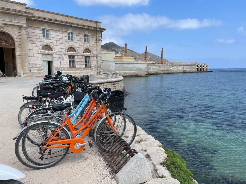 Perché Favignana è la Destinazione di Mare Più Straordinaria che Ancora Non Conosci 3 Un'altra interessante opzione per esplorare l'isola di Favignana è noleggiare uno scooter o una bicicletta.
