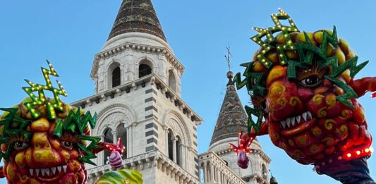 I carri di cartapesta: una tradizione del Carnevale di Acireale
