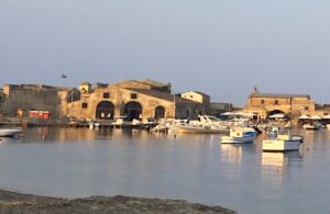 Cosa vedere a Marzamemi: tra tonnare, tramonti e sapori siciliani 1 La storica tonnara di Marzamemi