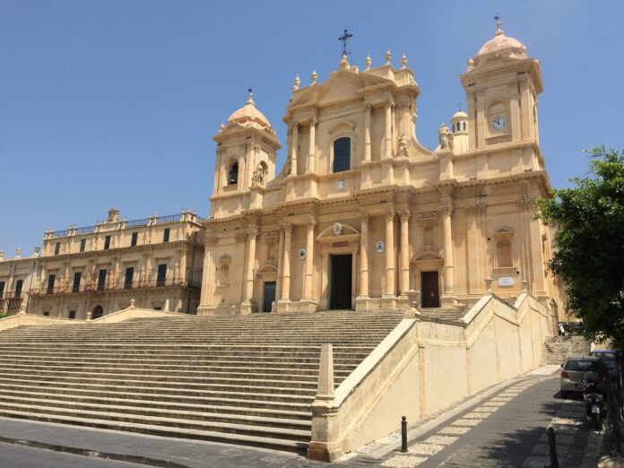 La Cattedrale di San Nicolò si trova nel cuore del centro storico di Noto, in provincia di Siracusa, ed è uno dei simboli più iconici del barocco siciliano.
