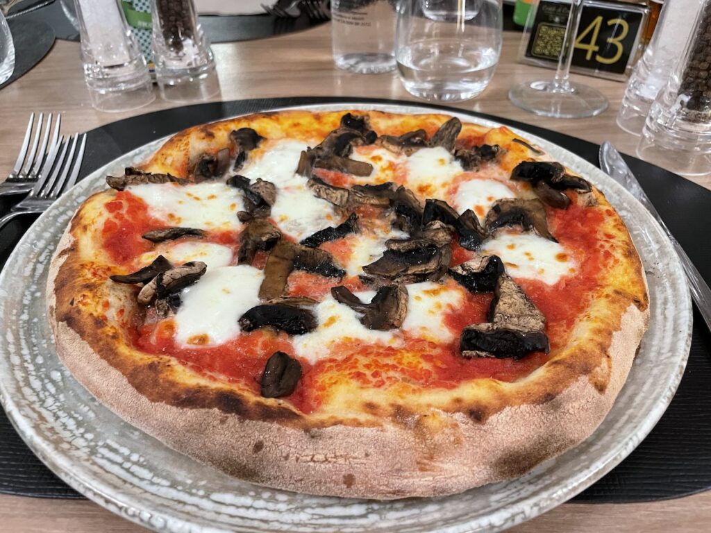 L’impasto della pizza del Cortile di Cerere è speciale: vale davvero la pena assaggiarla. Io ho scelto la margherita con funghi, ma ci sono anche gusti più audaci da provare.