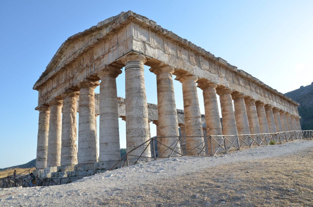 Il Tempio Dorico di Segesta visto da vicino, con le sue colonne perfettamente conservate illuminate dalla luce del pomeriggio.
