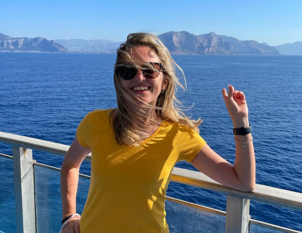 Il vento sul viso e la costa di Palermo che si avvicina all’orizzonte dopo una giornata di viaggio in traghetto da Genova alla Sicilia.