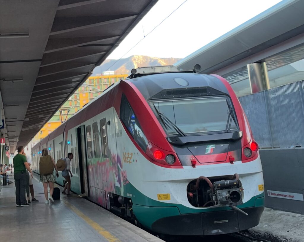 Attacco hacker a Trenitalia: perché chi viaggia in treno deve fare attenzione nei prossimi mesi