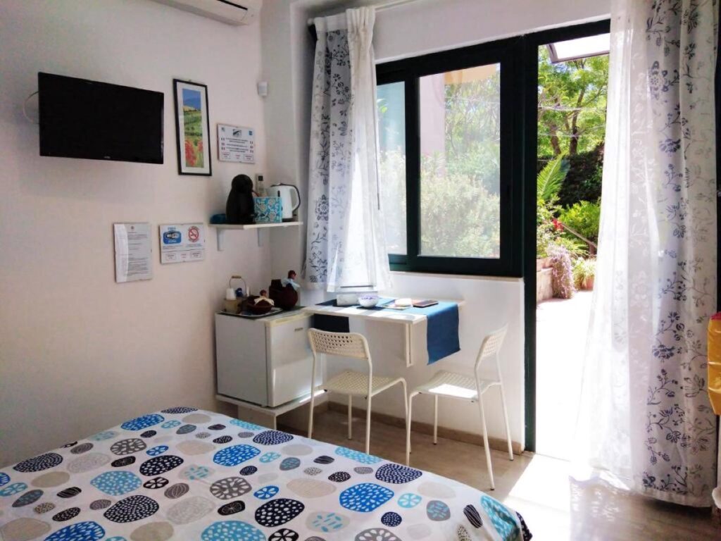 Dove dormire a Mondello (Palermo): hotel, B&B e alloggi vicino al mare 28 Camera de Il Giardino di Laura con porta sul giardino, a Mondello