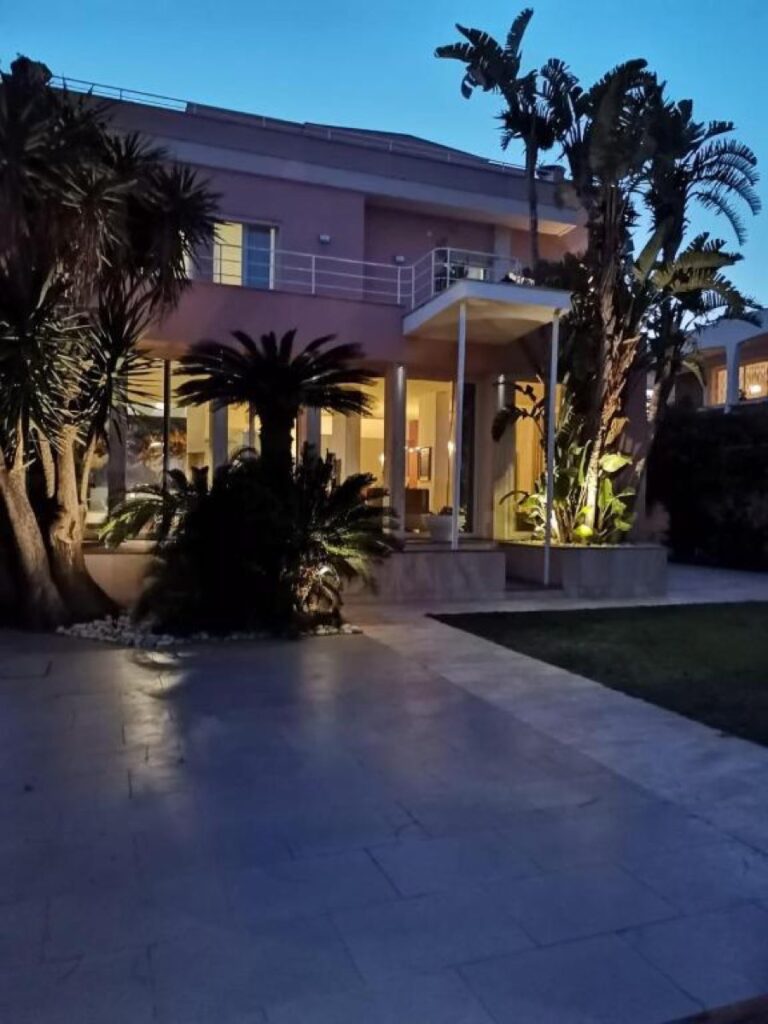 Dove dormire a Mondello (Palermo): hotel, B&B e alloggi vicino al mare 23 Facciata della VILLA OLIMPIA Mondello, con giardino e palme, a Mondello