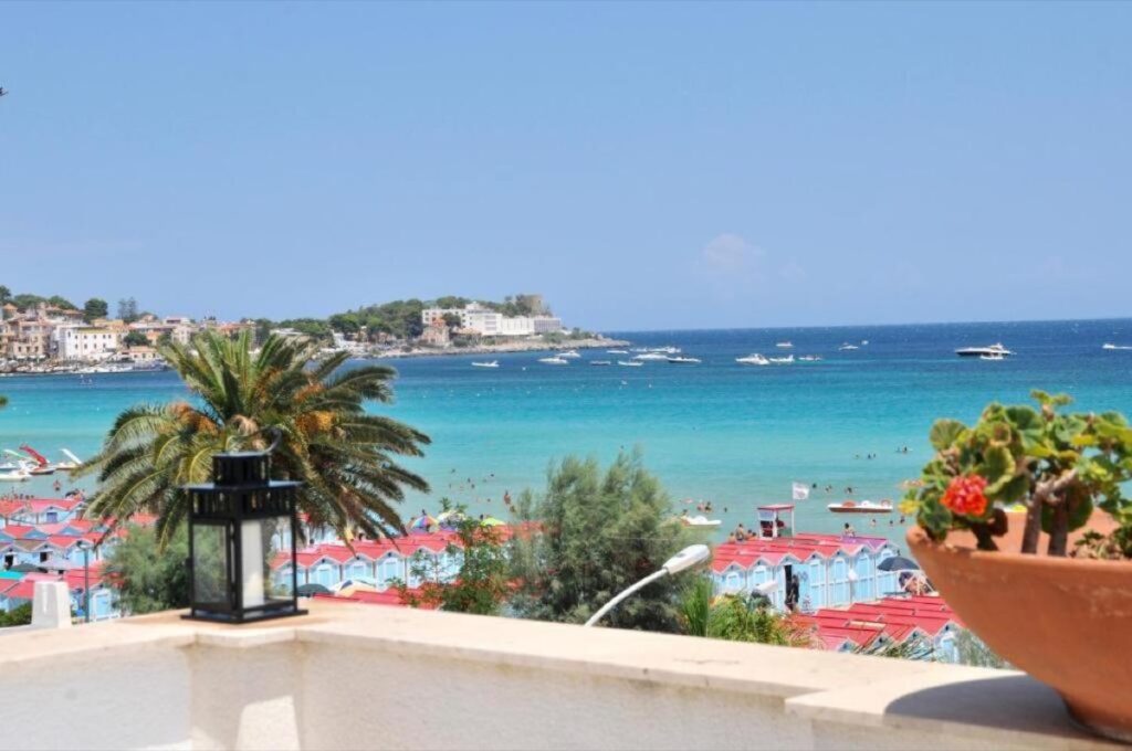 Dove dormire a Mondello (Palermo): hotel, B&B e alloggi vicino al mare 24 Vista sulla spiaggia di Mondello dalla VILLA OLIMPIA, con le cabine colorate e il mare turchese