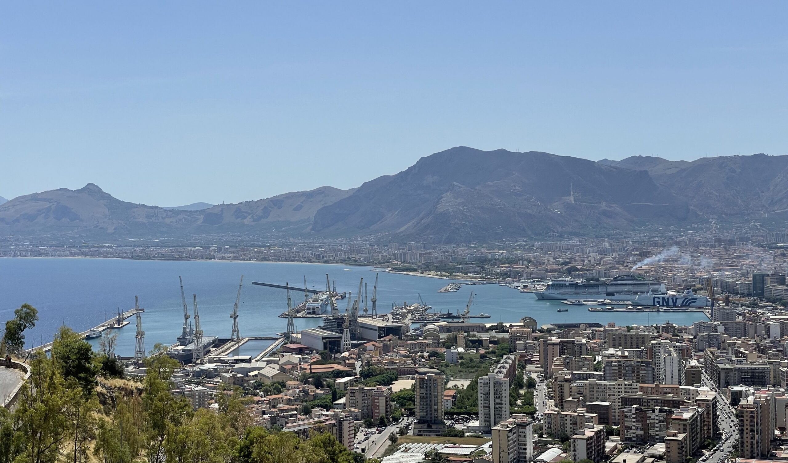 Sciopero dei porti il 28 settembre 2026: cosa cambia per traghetti e aliscafi in Sicilia 1 Veduta dall'alto del porto di Palermo, con gru, traghetti e una nave da crociera ormeggiata