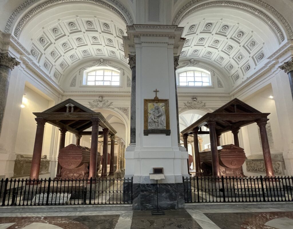 Scopri la Cattedrale di Palermo: Orari, Storia e Biglietti 7 Tombe Reali nella Cattedrale di Palermo, con i sarcofagi in porfido sotto i baldacchini